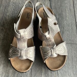 Clarks shoes wedge size 11 womens Gold Velcro sandals Lexi walnut wedge